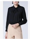 The new silk blouses in spring 2018 wear a pleated blouse with a pleated blouse and a silk blouse