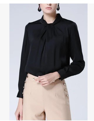 The new silk blouses in spring 2018 wear a pleated blouse with a pleated blouse and a silk blouse