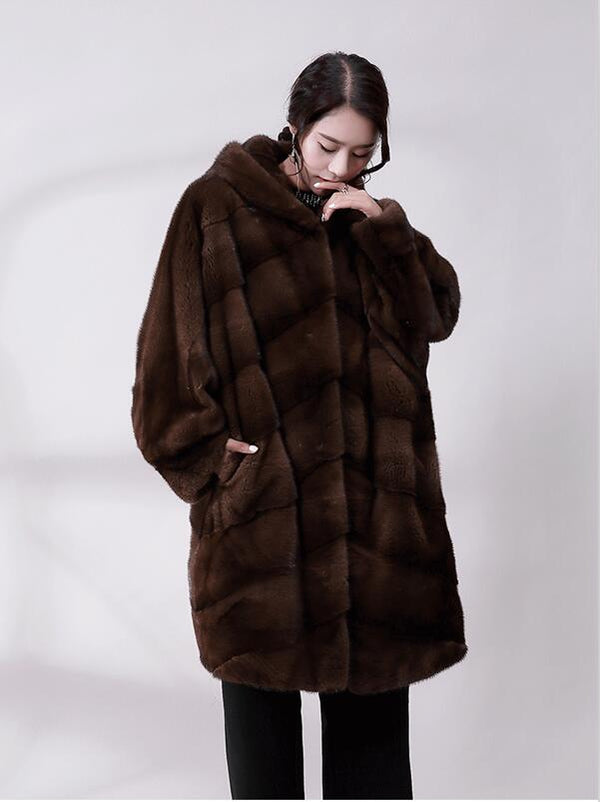 Autumn and winter new ladies imported Real mink fur coat mink coat female loose bat cuff cap fur clothing
